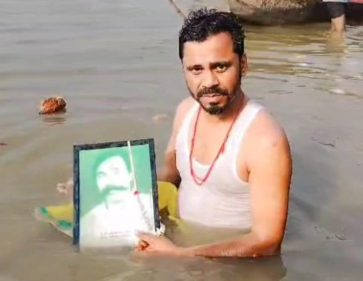 पिता को मोक्ष दिलाने के लिए बेटे ने लगाई आस्था की डुबकी, दिवंगत पिता की तस्वीर को कराया संगम स्नान